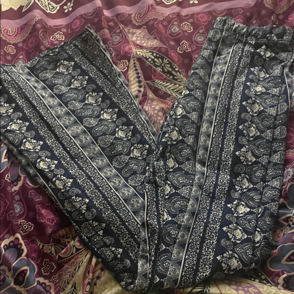 Hot Kiss Women's Navy Paisley Leggings